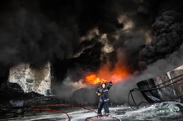 آتش سوزی گسترده در انبار نگهداری مواد شیمیایی در شورآباد، با تلاش آتش نشانان مهار شد. وسعت این انبار بیش از ۱۰هزار متر مربع است. شورآباد، منطقه&zwnj;ای از توابع بخش کهریزک شهرستان ری می&zwnj;باشد/IRNA
