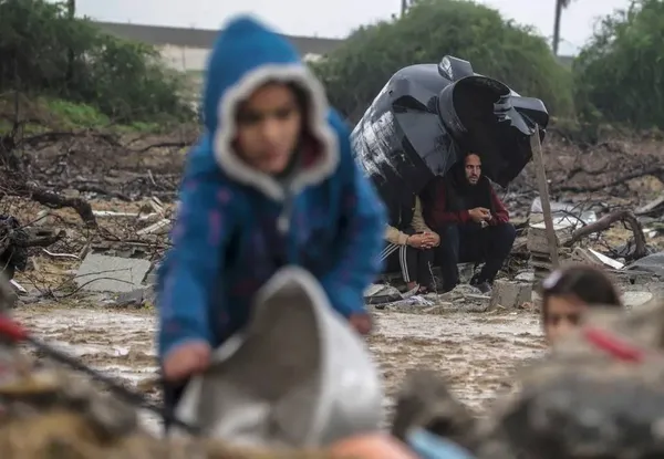 دیرالبلاح، غزه ــ دو دختر فلسطینی در میان آوارهای خانه خانوادگی خود به دنبال وسایلشان می گردند.