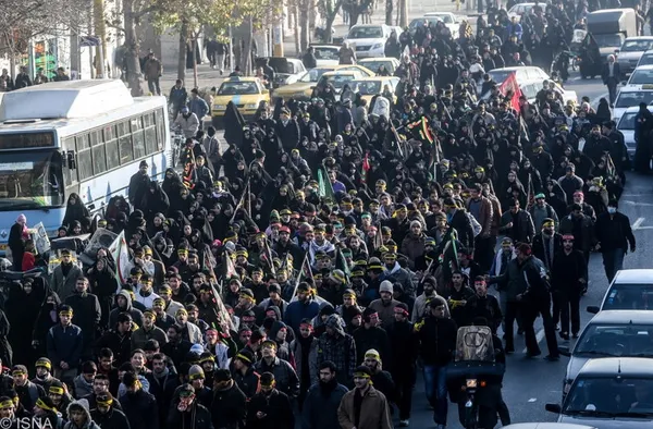 بامداد اربعین مردم تهران همپا با سایر عزاداران حسینی در سراسر ایران راهپیمایی کردند