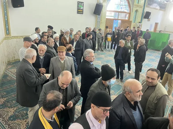 آیت الله آملی لاریجانی در صف شرکت در انتخابات