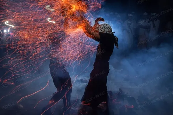 شرکت کنندگان در مراسم جنگ آتش در معبد دالم در توبان کوتا اندونزی
Putu Sayoga&mdash;Getty Images

