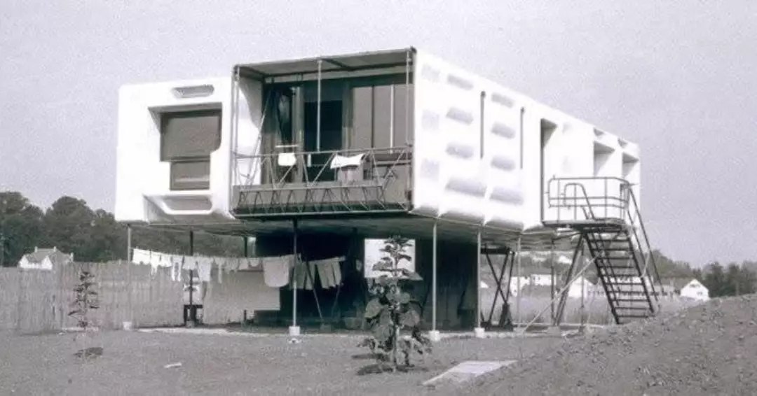 معماری که ۱۱ سال در خانه پلاستیک زندگی کرد