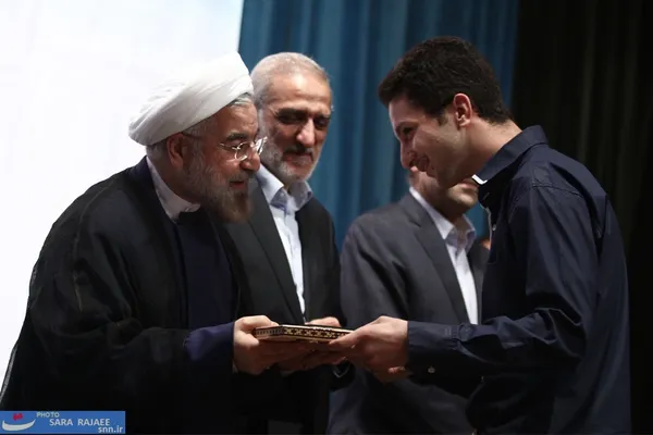 جعفر توفیقی سرپرست وزارت علوم در مراسم آغاز سال جدید تحصیلی دانشگاه ها در کنار دکتر روحانی
