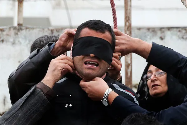 سال ۸۶، چهارشنبه بازار شهرستان نور از توابع استان مازندران، شاهد نزاع خیابانی بود که منجر به قتل &laquo;عبدالله حسین&zwnj;زاده&raquo; نوجوان ۱۷ ساله شد. بلال که هم سن و سال عبدالله بود به عنوان قاتل شناخته شد. پدر و مادر عبدالله که پسر کوچکترشان را در جریان یک تصادف از دست داده بودند باید داغ عبدالله را هم تحمل می&zwnj;کردند. حالا پس از ۷ سال، آن&zwnj;ها در پای چوبه دار از انتقام انصراف دادند و اکنون با تنها دخترشان زندگی می&zwnj;کنند. صحنه بخشش مادر از قاتل فرزندش و باز کردن طناب مرگ از گردن وی، توسط آرش خاموشی، عکاس خبرگزاری ایسنا به خوبی ثبت شد و در&zwnj;&zwnj; همان هفته اول تبدیل به سوژه داغ خبرگزاریهای معتبر جهان گردید. احتمال دارد این عکس به عنوان جایزه اول یا دوم بر&zwnj;ترین عکس خبری و آنی سال ۲۰۱۴ میلادی برگزیده شود. /Arash Khamooshi-ISNA