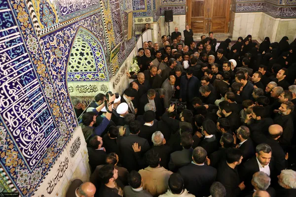 پیکر آیت&zwnj;الله طبسی پیش از ظهر شنبه پانزدهم اسفندماه در رواق توحیدخانه در جوار بارگاه ملکوتی امام هشتم به خاک سپرده شد.
