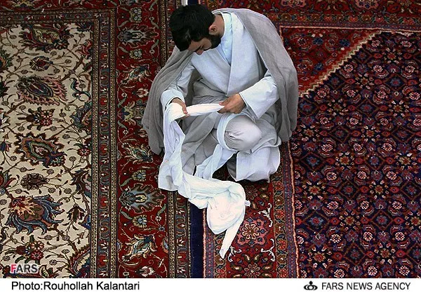 طلاب حوزه علمیه در حال آماده شدن برای حضور در مراسم عمامه&zwnj;گذاری