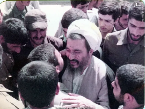 آیت الله موحدی کرمانی دربازدید از جبهه های جنگ در دوران دفاع مقدس