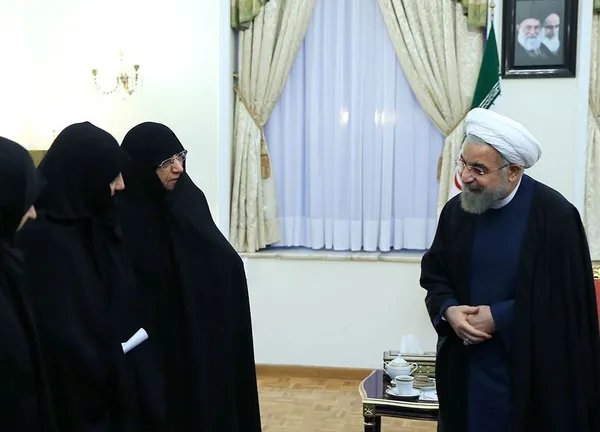 حجت الاسلام والمسلمین حسن روحانی رییس جمهوری عصر دوشنبه با خانواده حضرت آیت الله مهدوی کنی (ره) دیدار و گفتگو کرد./President O.W
