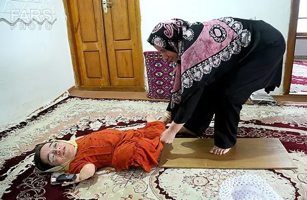 به علت نرم و شکننده بودن استخوانهای میترا فرازنده معلول هنرمند جابجایی او از طریق انتقال بروی تخته چوب صورت میگیردتوسط خواهرش