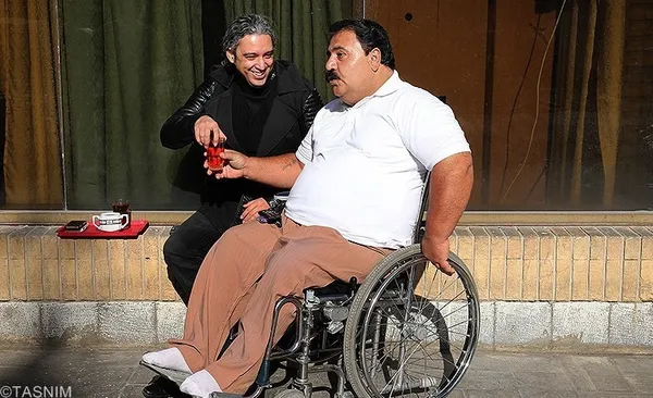 مازیار فلاحی خواننده موسیقی پاپ در آسایشگاه جانبازان ثارالله