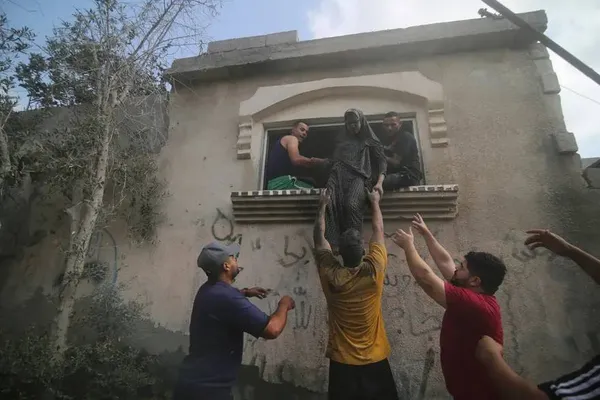 رفح، نوار غزه ــ فلسطینی ها ساختمانی را که در جریان بمباران نوار غزه توسط رژیم صهیونیستی مورد حمله قرار گرفته بود، تخلیه کردند.