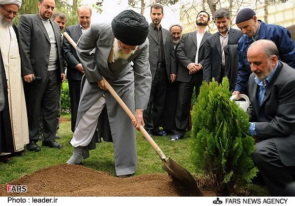 کاشت نهال در هفته درختکاری توسط رهبر انقلاب، سه شنبه ۱۵-۱۲-۹۱