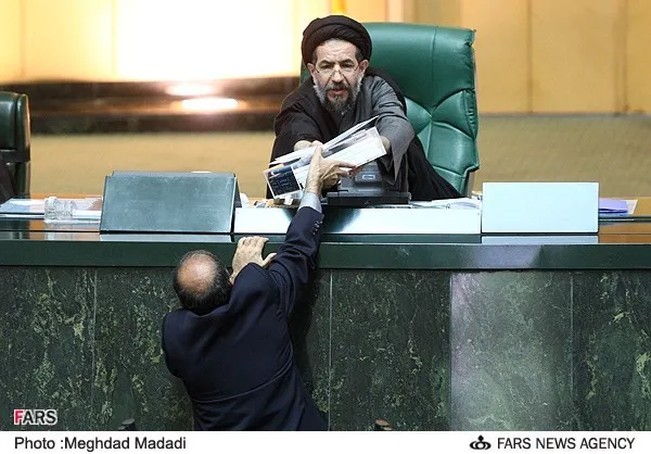 در روزی که بالاخره بودجه با طولانی ترین تاخیر تاریخ به مجلس رسید رئیس جمهور برای تقدیم آن به هیات رئیسه در مجلس حضور نیافت و  لطف الله فروزنده معاون پارلمانی رئیس جمهور این کار را انجام داد.چهارشنبه ۹ اسفند ۱۳۹۱