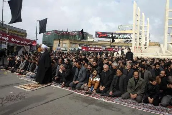 عزاداران زنجانی  با اجتماع در میدان انقلاب شهر زنجان، نماز ظهر عاشورا را به یاد آخرین نماز و راز و نیاز حضرت حسین ابن علی(ع) در صحرای کربلا ، اقامه کردند