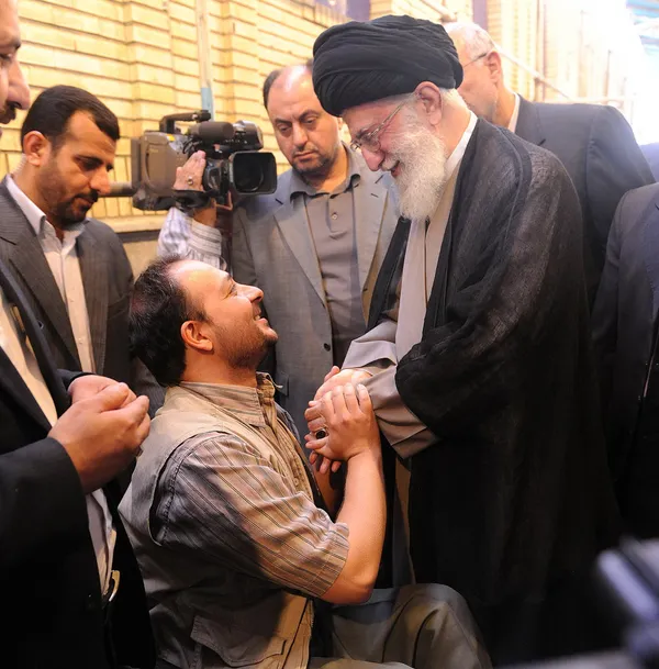 تفقد از جانبازان سرافراز در حاشیه دیدار خانواده&zwnj;های معظم شهدا و ایثارگران. /Leader Official Website