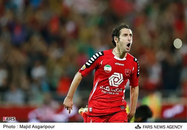 شادی محمدرضا خلعتبری، مهاجم تیم فوتبال پرسپولیس پس از به ثمر رساندن گل در دیدار تیم های فوتبال پرسپولیس و گسترش فولاد تبریز