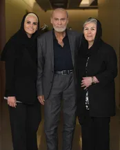 جمشید هاشم پور به همراه همسر و دخترش
