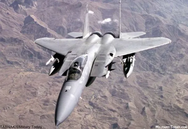 Nr.6 McDonnel Douglas F-15 Eagle (USA).اف-۱۵ ایگل (عقاب) جنگنده آمریکایی است که برای برتری هوائی به سفارش دولت آمریکا (برای نیروی هوایی ایالات متحده آمریکا و گارد ملی هوائی) طراحی و ساخته شده&zwnj;است. این هواپیما را شرکت مک&zwnj;دانل-داگلاس که اکنون بخشی از شرکت بوئینگ است می&zwnj;ساخت. اف-۱۵ جنگنده اصلی آمریکا برای مراقبت از مرزهای هوائی این کشور است.استفاده از دوموتور قدرتمند توربوفن با قدرت ۲۹۰۰۰ پوند کشش (۱۳۱۵۴) در ثبت اوج گیری و شتاب و دارا بودن یک سازه هوایی قوی که حاصل هزاران ساعت مطالعه و بررسی&zwnj;های رایانهای وانجام آزمایش&zwnj;ها تونل باد بوده و نیز استفاده از سطوح فرامین پروازی قوی که قابلیت پرواز را در این هواپیما خارق العاده ساخته است؛ همچنین استفاده از سامانهٔ هوایی دیجیتال ونصب یک رادار با برد بلند حدود۱۰۰مایل (۱۶۰کیلومتر) در اف-۱۵و به کار گیری آخرین نوع رادار برد متوسط واستفاده از موشکهای هوا به هوای اسپارو وبرد بلند حرارتی سایدوایندر و مجهز شدن این جنگنده به توپ سرعت بالا، از آن یک عقاب با سرعت بالا ساخته&zwnj;است. بهای هر فروند۲۹/۹ میلیون دلار 