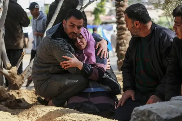 خان یونس، غزه ــ عزاداری فلسطینی&zwnj;ها در حالی که اجساد را در حیاط بیمارستان ناصر دفن می&zwnj;کنند.