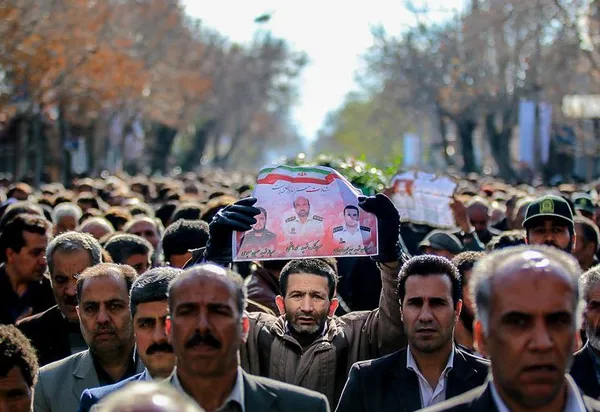 مراسم تشییع پیکر پنج شهید حادثه درگیری مأموران انتظامی با سارقان مسلح، دوشنبه هشت دی&zwnj;ماه با حضور مردم و مسئولان شهرستان گلپایگان برگزار شد. /ISNA
