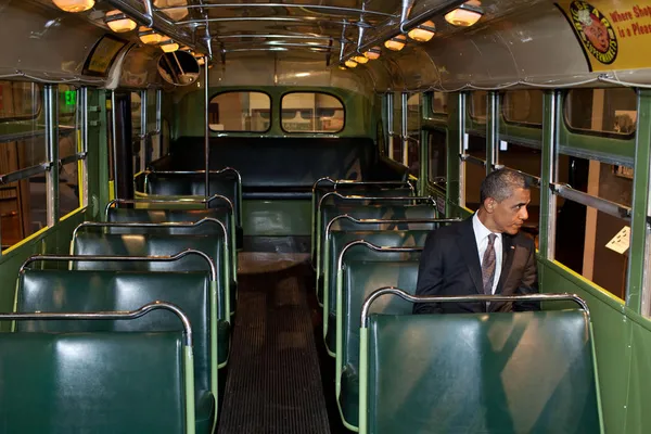 باراک اوباما سوار بر اتوبوس معروف رزا پارک در موزه هنری فورد در میشیگان
Photo by Pete Souza/White House Photo via Getty Images
