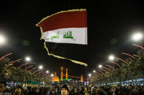 عزاداران حسینی در بین الحرمین در شب اربعین