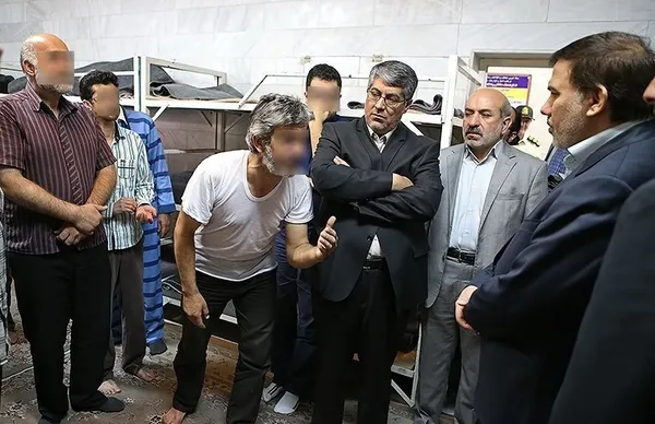 اصغر جهانگیر رئیس سازمان زندان&zwnj;ها روزدوشنبه به همراه سلیمانی مدیرکل زندان&zwnj;های استان تهران، به بازدید از بخش&zwnj;های مختلف زندان اوین پرداخت./TASNIM 
