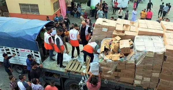 دیرالبلاح غزه ـ اعضای جمعیت هلال احمر فلسطین برای مردم در مرکز نوار غزه کمک توزیع می کنند 