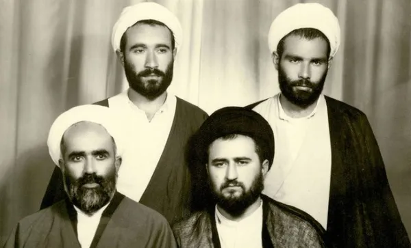 ایستاده از راست: آیت الله مجتبی، شهید باهنر
نشسته از راست: مرحوم حاج مصطفی خمینی، ناشناس