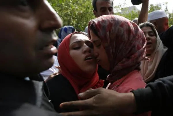 سوگواری بستگان یک فلسطینی به نام احمد عماد یوسف &zwnj;به ضرب گلوله سربازان رژیم اسراییل در شهر جنین کشته شده است. این فلسطینی مظنون به پرتاب سنگ بوده و ارتش اسرائیل دلیل تیراندازی به وی را این جرم دانسته است.

REUTERS/Mohamad Torokman
