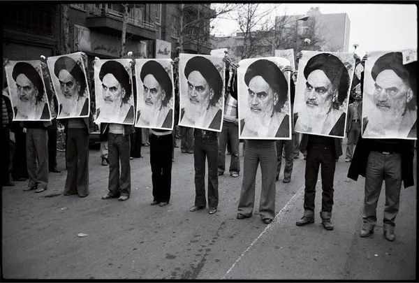 پوسترهای آیت الله خمینی در تمامی تظاهرات ضد شاه دیده می&zwnj;شود