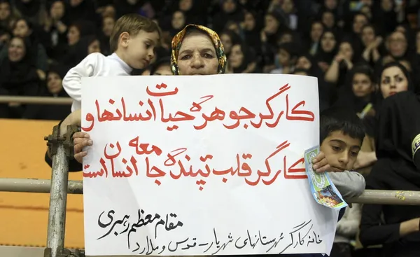 بیست و پنجمین جشنواره ملی امتنان از کارگران، گروه&zwnj;های کار و واحدهای نمونه کشوری روز پنجشنبه به مناسبت روز جهانی کارگر با حضور حسن روحانی رییس جمهوری در سالن ۱۲ هزار نفری ورزشگاه آزادی برگزار شد/IRNA
