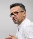 وقتی پروفسور سمیعی زیرمیزی می‌گیرد!