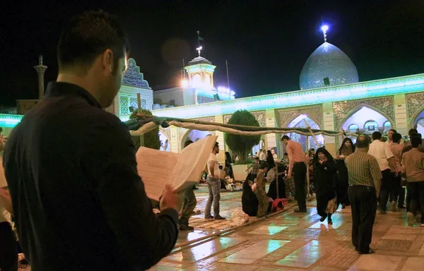 لیلة الرغائب به نخستین شب جمعهٔ ماه رجب گفته می&zwnj;شود. در این شب فرشتگان بر زمین نزول می&zwnj;کنند تا رحمت الهی را به جامعه بشری عرضه نمایند. لیله الرغائب در سراسر جهان اسلام گرامی داشته می شود.پایتخت نشینان در اماکن مذهبی گرد هم آمدند تا در این شب به دعا و نیایش به درگاه خداوند، این شب عزیز را گرامی بدارند.آستان مبارک حضرت عبدالعظیم الحسنی(ع) در این شب پذیرای میهمانان درگاه الهی بود/TABNAK
