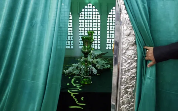 ضریح مقدس امامزاده روح الله (ع) همزمان با اول ماه مبارک رمضان رونمایی شد. بقعه مبارکه امامزاده روح الله بن موسی کاظم در ضلع جنوبی میدان امام خمینی (ره) واقع است./IRNA

