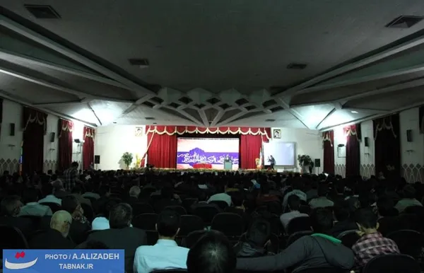 شرکت کنندگان در سالن شورای شهر کرمان و استماع سخنان دبیر تشخیص مصلحت نظام