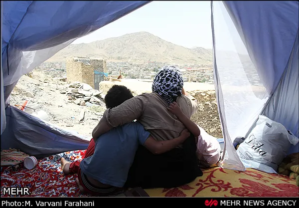 زندگی خانواده محروم در چادر، این خانواده به دلیل مشکل مالی و بیماری سخت پدر خانواده و معلولیت یکی از فرزندان قادر به امرار معاش و تامین هزینه مسکن نیستند لذا برای تامین مسکن مجبور به زندگی در چادر شده اند.	شنبه 1 تیر 1392