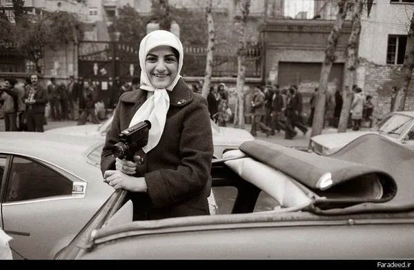 خیابانی در تهران پس از اعلام خبر خروج شاه از کشور