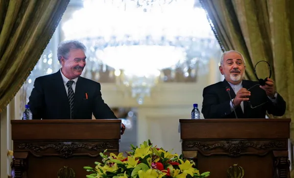 ژان اسلبورن و محمد جواد ظریف وزرای خارجه لوکزامبورگ و ایران روز سه شنبه پس از دیدار در نشست خبری مشترک به سوالات خبرنگاران پاسخ دادند/IRNA
