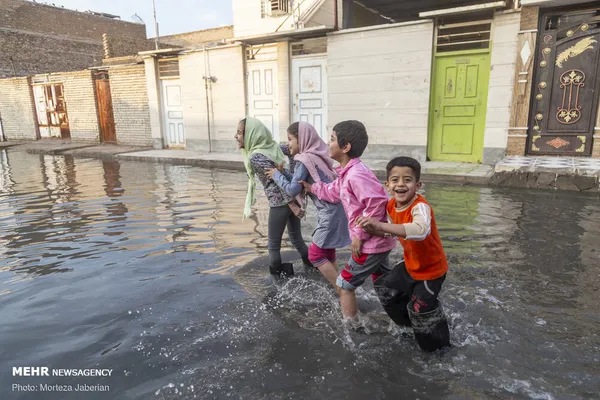 در روزهای اخیر استان خوزستان شاهد ورود سامانه بارشی به این استان بود و بیشتر شهرهای خوزستان از سوی این سیراب شدند اما پس از باران معضلی که همواره برای مردم خوزستان به وجود آورده بالا آمدن فاضلاب های شهری است. شهرک بسیج کوت عبدالله از توابع شهرستان کارون که در فاصله ۵ کیلومتری اهواز واقع است این روزها شاهد خروج فاضلاب های شهری و ورود این آب های آلوده و کثیف به منازل مردم است به طوری که بعضی از مردم این منطقه برای حفظ سلامتی خود و فرزندان شان خانه های خود را رها کرده و رفته اند. به گفته مردم ۳ سال است که این منطقه با مشکل مواجه است و مسئولین تنها وعده می دهند و هیچ گونه کار اجرایی انجام نداده اند.
