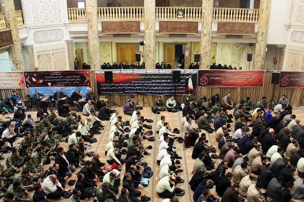 مراسم گرامیداشت شهادت جمعی از پرسنل نیروی انتظامی در سانحه هوایی هفته گذشته عصر دوشنبه با حضور مقامات لشگری و کشوری در مسجد امام صادق (ع) در میدان فلسطین تهران برگزار شد./IRNA
