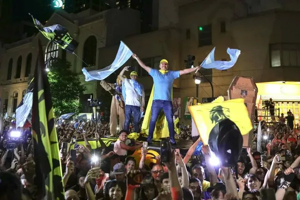 بوینس آیرس، آرژانتین
طرفداران خاویر مایلی پیروزی او در دور دوم انتخابات ریاست جمهوری را بیرون از مقر حزب جشن می گیرند. 