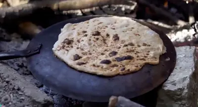 پخت نان محلی به شیوه پیرزن روستایی