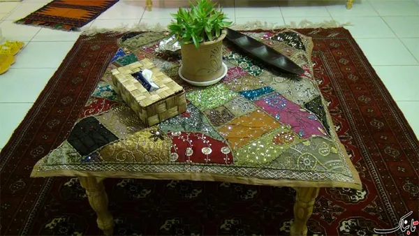 کرسی سنتی که دوکاره است . در فصل گرما میز است و در فصل سرما، یک کرسی جانانه و عالی که برای دردهای مفصلی و حتی کم خونی عالی است. (در کرسی از پایین پا بدن گرم شده و مغز استخوان که در لگن است و مرکز خون&zwnj;سازی است فعال شده و باعث بهبود کارکرد خون&zwnj;سازی در بدن می&zwnj;شود. همچنین باعث تسریع گردش خون شده و سودای بدن را نیز کم می&zwnj;کند و البته باعث افزایش حافظه و رفع مشکلات هورمونی می شود. برای کاهش قند خون نیز برای افراد دیابتی نتایج خوبی ثبت شده است).
به جای بوفه که حقیقتا یک کالای زائد و تجملاتی است و صرفا برای نمایش دارایی&zwnj;ها و لوازم عموما لوکس استفاده می&zwnj;شود، از کتابخانه استفاده شده که جنبه کاربردی و فرهنگی دارد. بوفه&zwnj;ها هم به لحاظ خود آن و هم وسایل تزئینی کم مصرف آن هزینه&zwnj;بر بوده و مروج فرهنگ مصرف گرایی و تجملاتی است؛ افزون بر این که جاگیر است و در حمل و نقل و اسباب&zwnj;کشی، باعث زحمت شده و به طور کلی یک وسیله غیر ضروری و اضافه برای منزل بوده و امید است از فرهنگ مردم کنار رود.
