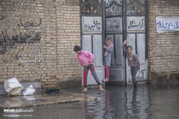 در روزهای اخیر استان خوزستان شاهد ورود سامانه بارشی به این استان بود و بیشتر شهرهای خوزستان از سوی این سیراب شدند اما پس از باران معضلی که همواره برای مردم خوزستان به وجود آورده بالا آمدن فاضلاب های شهری است. شهرک بسیج کوت عبدالله از توابع شهرستان کارون که در فاصله ۵ کیلومتری اهواز واقع است این روزها شاهد خروج فاضلاب های شهری و ورود این آب های آلوده و کثیف به منازل مردم است به طوری که بعضی از مردم این منطقه برای حفظ سلامتی خود و فرزندان شان خانه های خود را رها کرده و رفته اند. به گفته مردم ۳ سال است که این منطقه با مشکل مواجه است و مسئولین تنها وعده می دهند و هیچ گونه کار اجرایی انجام نداده اند.
