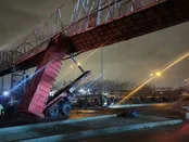 برخورد تریلر با عرشه پل عابر بزرگراه آزادگان تهران