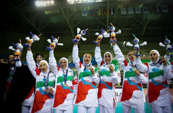 تیم والیبال نشسته زنان ایران دردیدار نهایی این رشته دربازی&zwnj;های پارا آسیایی اینچئون مقابل تیم قدرتمند چین با نتیجه ۳ برصفر شکست خورد نقره&zwnj;ای شد./ISNA
