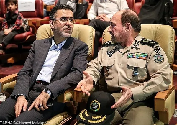 امیر نامی جانشین بنیاد حفظ و نشر ارزشهای دفاع مقدس و حجت الله ایوبی رئیس سازمان سینمایی در مراسم اختتامیه سیزدهمین جشنواره بین المللی فیلم مقاومت - برج میلاد تهران
