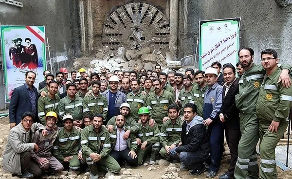 مراسم خروج دستگاه تی. بی. ام قطار شهری مشهد. خط دوم قطار شهری مشهد، یکی از محوری&zwnj;ترین پروژه&zwnj;های حفرکن است که نه تنها در دست اقدام برای شهرداری بلکه پروژه&zwnj;ای برای خراسان رضوی است. طول کل حفاری شده این مسیر بالغ بر ۱۲ کیلومتر است./TASNIM
