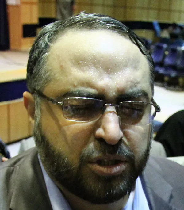 رئیس انجمن انبوه سازان در آخرین دقایق ثبت نام با روی خوش به خبرنگاران وارد ستاد شد و مدعی بود در صورت انتخابش گشت ارشاد را تعطیل خواهد کرد